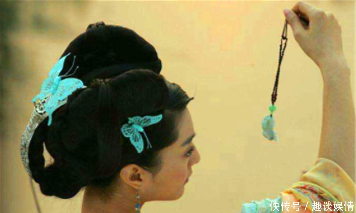 刘禹锡酒醒后身边有俩美女,女子在胸前拿出张纸,一成语由此诞生