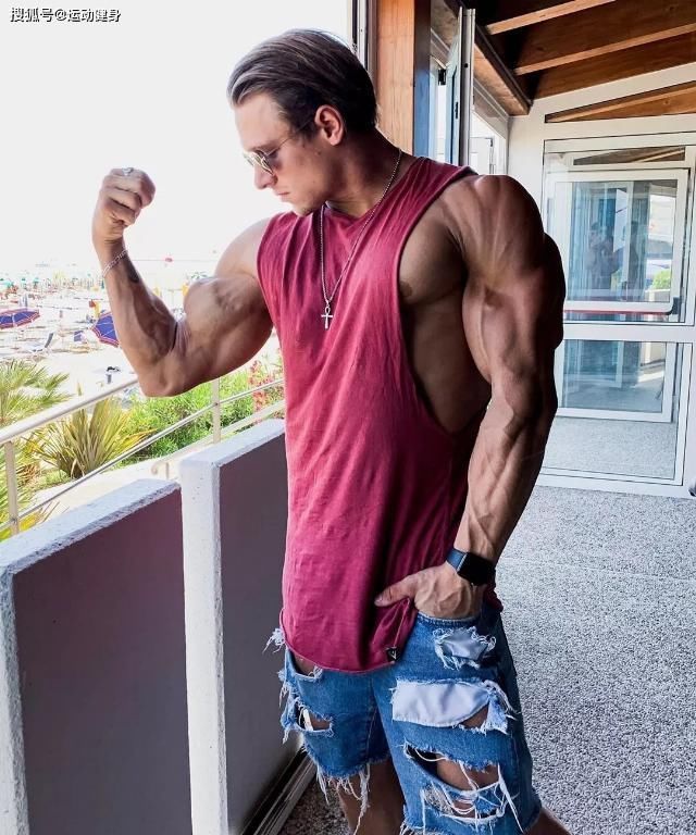 胸肌|臂围45cm，二头肌似小山包的猛汉奶爸，还自带肌肉抽筋绝活