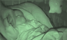 爸妈|爸妈半夜起床拍下有趣一幕，宝宝的双手根本停不下来