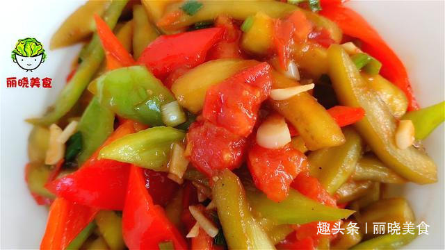 现在才知道，炒茄子不能先放油，大厨教你一招，出锅不发黑不吸油