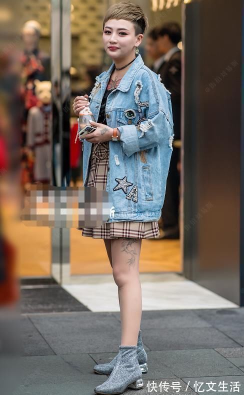 毛呢|街拍:美女留着男生同款的短发,整体形象很有干练气息