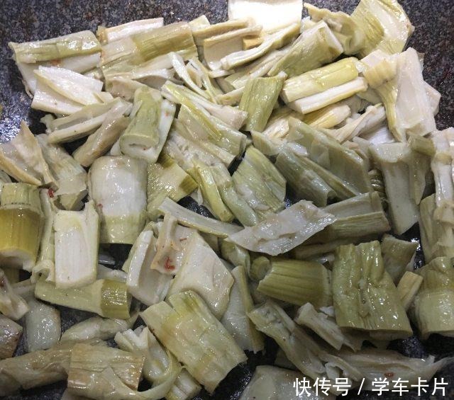 老鸭焖笋,咸香入味,非常的下饭!