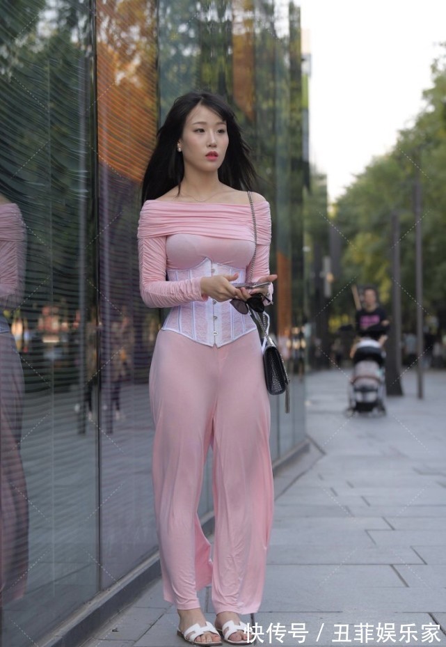 神器 粉色上衣搭配上束腰神器,宽松喇叭裤配合出的“休闲风”格外稚嫩