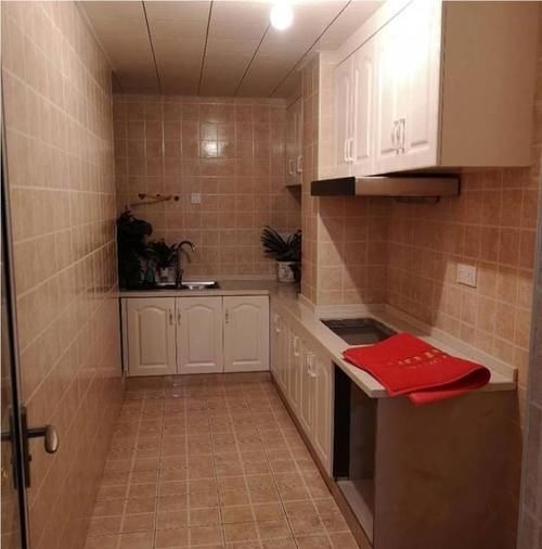 那些事|厨房地用大地砖好,还是小地砖好,厨房不大?