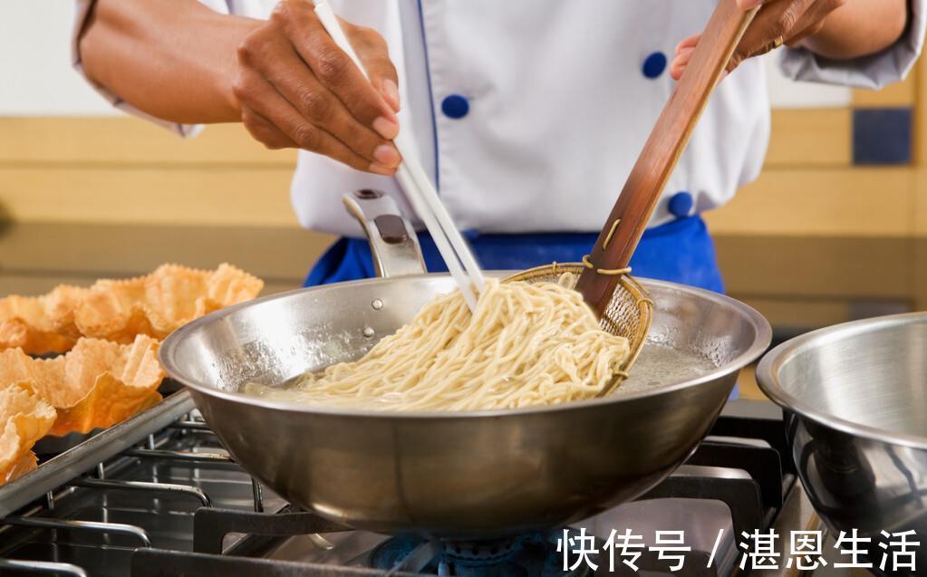 炝锅面|煮面条时,记得提前“放2味”,面条爽滑不坨,又香又好吃