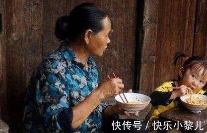 宝妈|看了婆婆给宝宝做的辅食,宝妈气得埋头痛哭,后悔没有自己带娃