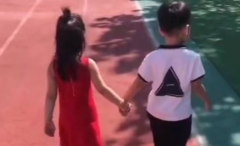 幼儿园|萌娃入园第二天成功“牵手”心仪女孩,网友:活得不如一个孩子!