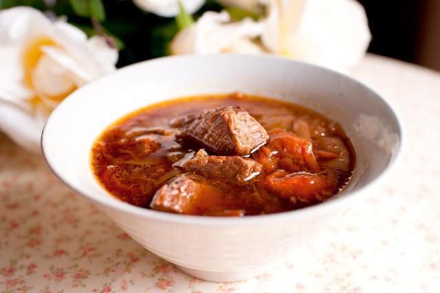  炖牛肉时，一直煮不烂？锅中放入“这味料”，牛肉软烂香喷喷！