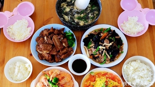 父女俩去登山,妈妈在家做了一桌菜等着,四菜一汤,营养美味