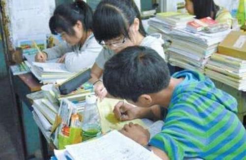 班主任|为啥初中多半是“男女同桌”?班主任的用心良苦,父母知道吗?