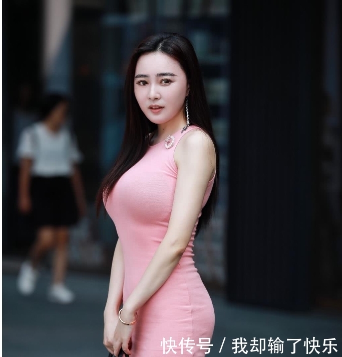 清甜|街拍小姐姐:发际线瞬间成中分发型的造型,清甜可人的笑脸,修颜