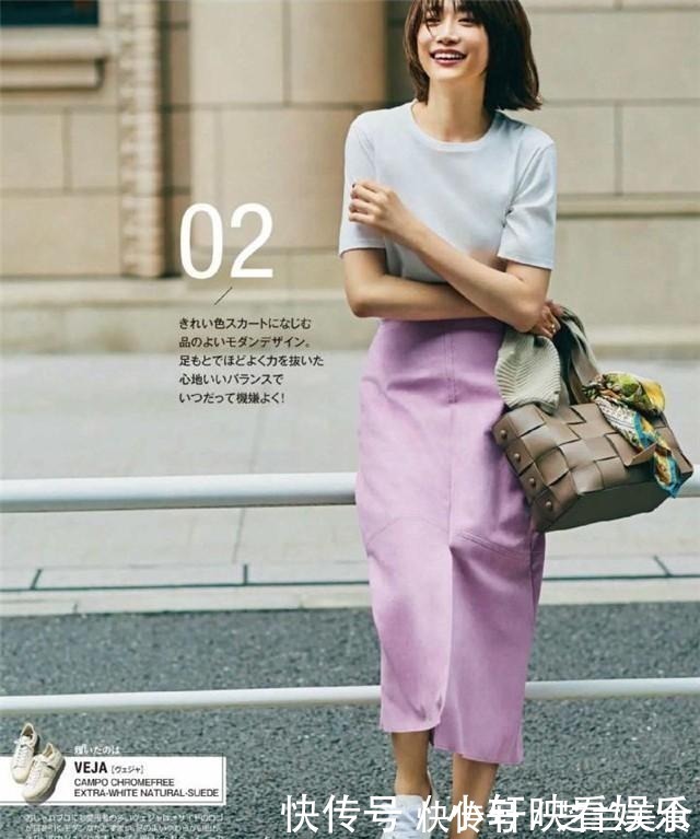 t恤 今夏请这样穿：“白T恤+过膝裙”，优雅减龄，每套都透着高级感