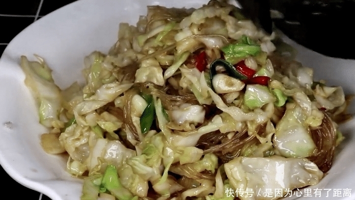  包菜炒粉条时，不要直接下锅炒，多加一步，鲜香入味，超下饭