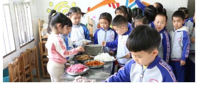 营养餐|山东滨州一幼儿园妈妈，晒孩子营养餐走红朋友圈，网友：好想吃！