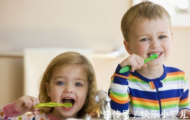 儿童百科全书|孩子7岁之前,刷牙应该由父母帮忙?儿科学会的建议,家长该看看