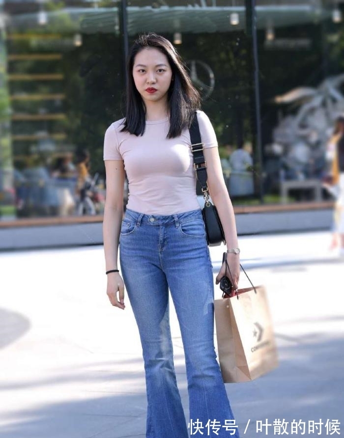 牛仔裤|如何轻松玩转逛街穿搭?粉色紧身T恤+阔腿牛仔裤,高级感说来就来