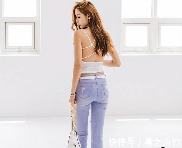 身姿 气质小姐姐搭配牛仔裤,曼妙有致的身姿非常迷人,非常有魅力