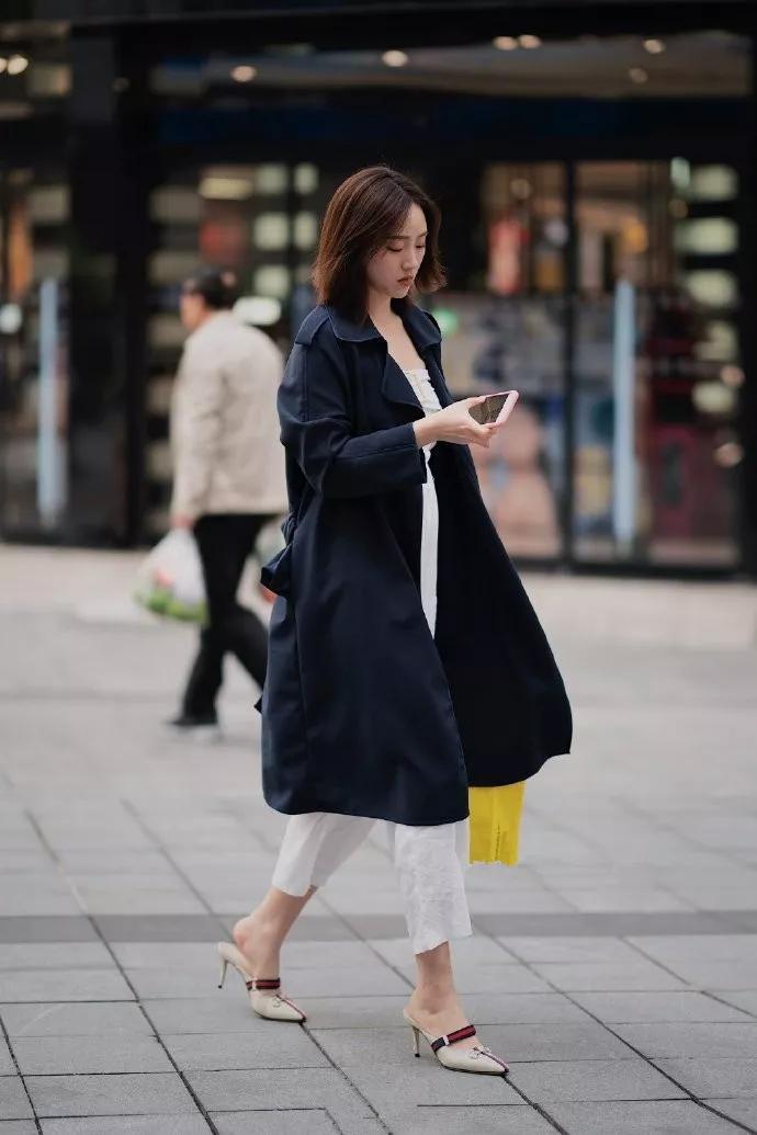 一字带 小姐姐深色风衣,搭配白色休闲裤,彰显出十分优雅的气质美