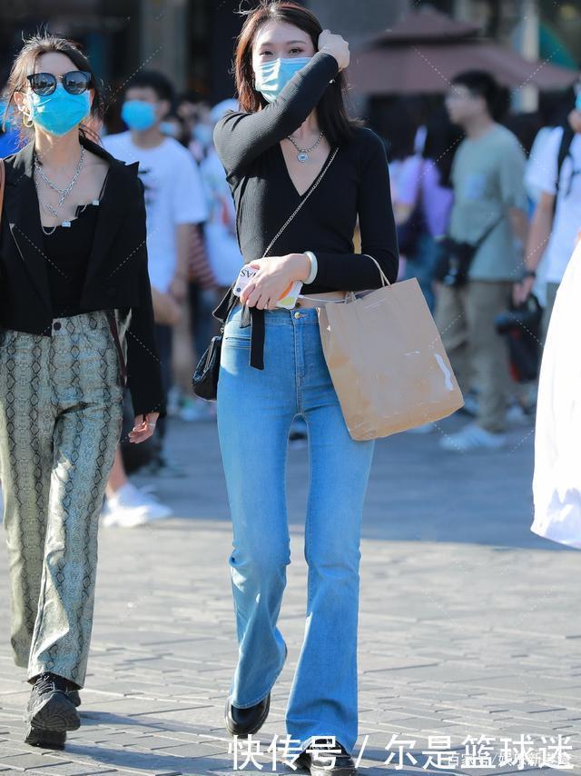 为了增强性感和气质,女孩们穿喇叭裤和针织短衫,美观耐用