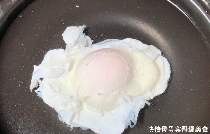 柠檬片|水煮荷包蛋，下锅就散还有白沫？大厨教您1招，完整无缺不散花