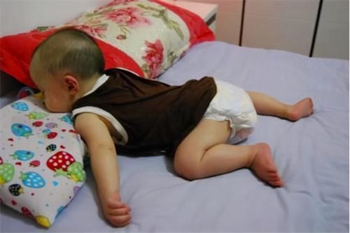 睡姿|宝宝“神奇睡姿”走红,宝妈掀开被子,网友:我一个也做不来