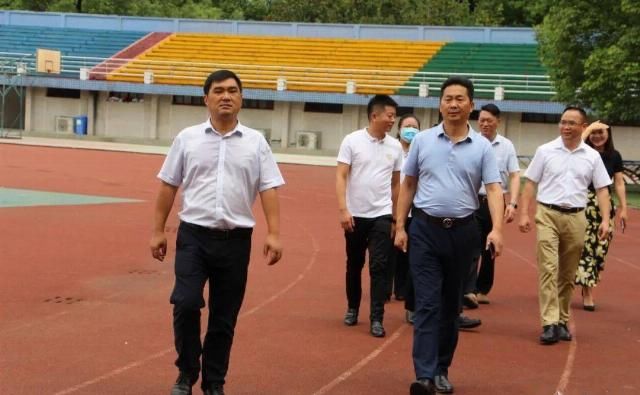 阆中中学党委书记,校长廖茂荣陪同上海市阆中商会校友参观校园