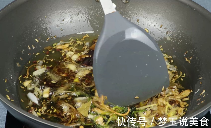 做辣椒油时,直接淋热油是错误的,教你一个做法,辣椒油又香又辣!
