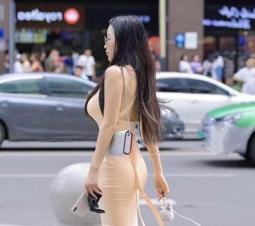 连衣裙|瘦中有“肉”的连衣裙美女,夸张的腰臀比引得路人注目
