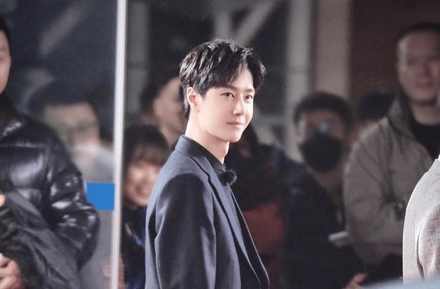 机车|王一博和钱枫出席活动合影,钱枫脸部被虚化,偏爱程度很明显