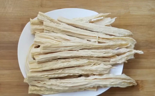 腐竹跟什么菜炒好吃?香辣腐竹的做法,又香又辣,好吃下饭!