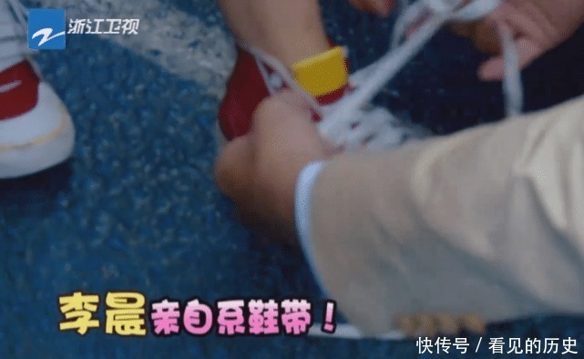 李晨在跑男录制中突然“下跪”挡镜头,只为照顾身后的她,太暖心