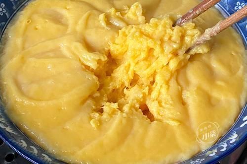 2个红薯，1碗糯米粉，不烤不油炸，简单一做，软糯香甜又多层