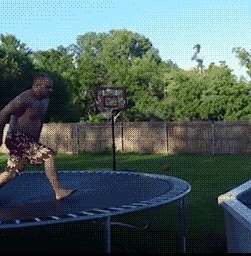 |搞笑GIF图:媳妇拍照时要注意穿着啊,别着凉了啊,哈哈哈