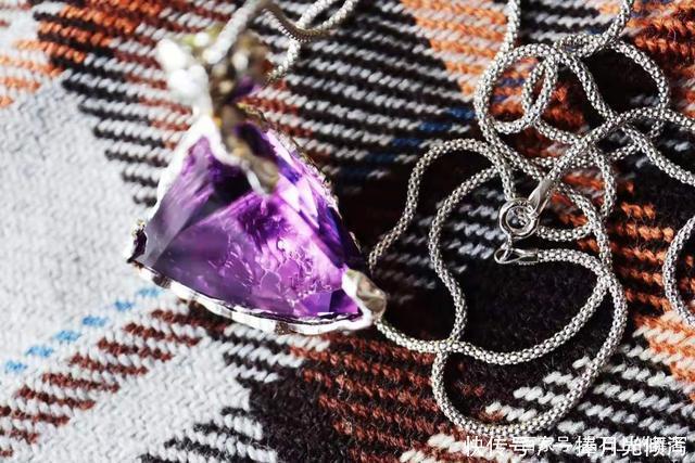 把珠宝做成心脏的样子,分享一些充满创意元素的珠宝