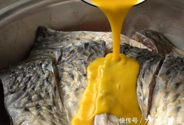 鲤鱼|鲤鱼最过瘾的吃法，不加水煮不用蒸，鲜嫩无腥味，5斤鱼一顿解决