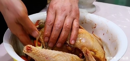 整只鸡往电饭锅里一丢,不加1滴水1滴油,出锅后老婆和儿子抢着吃