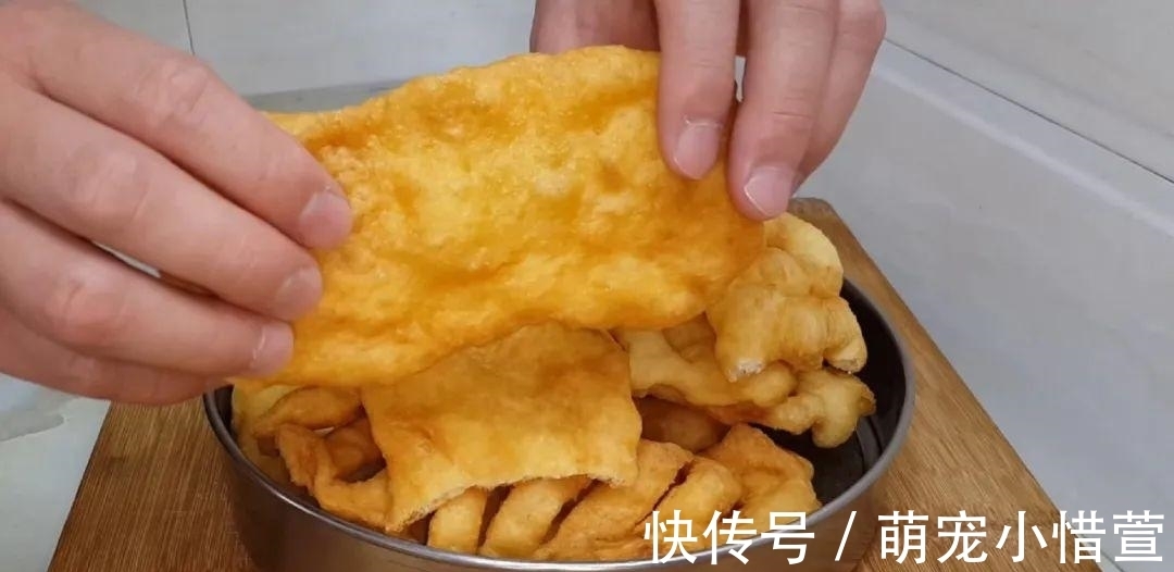 2个鸡蛋，3勺面粉，不用擀面，做出创意油炸饼，比吃油条还过瘾！