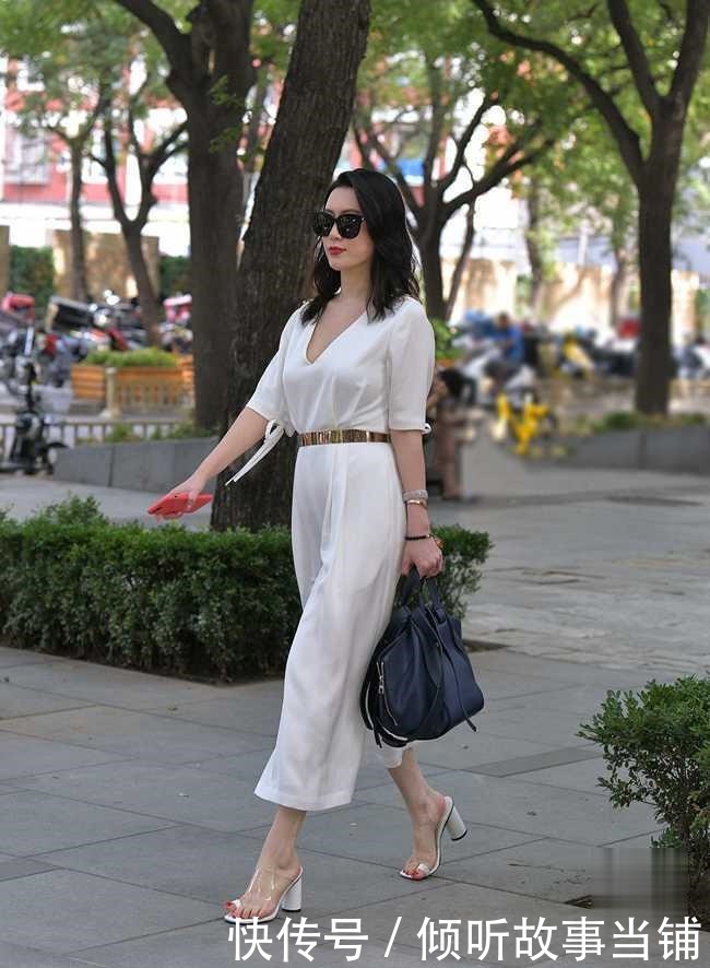 微胖|微胖美女白色连体裤穿出超模风采