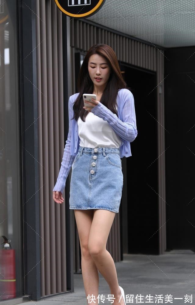 时尚 黑衬衫搭配时尚打底裤,休闲随性,展现出高挑纤细的身材!