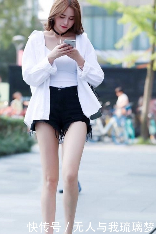 路人街拍,小姐姐选择脚踩透明的高跟鞋,露出白皙美腿,优雅性感