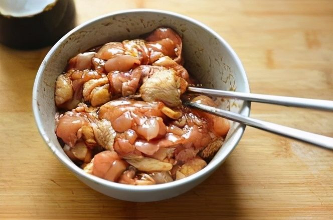 辣子鸡丁，用鸡腿还是鸡胸？教你正确做法，鸡丁嫩滑好吃不发柴