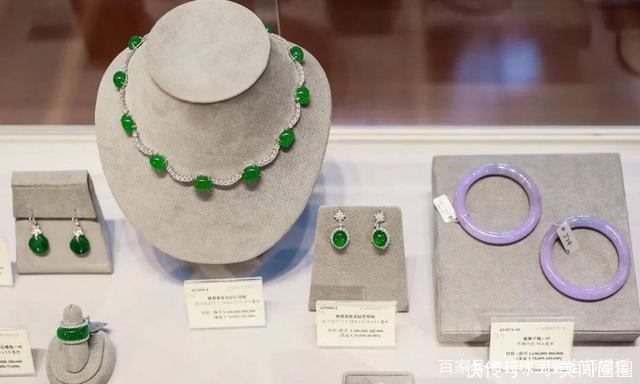 要做世界上最幸福的新娘,除了婚纱,闪耀的宝石项链也是必不可少