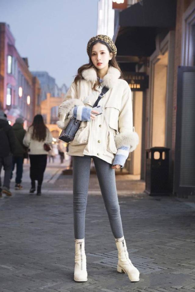 打底裤 运动风的打底裤搭配白背心,修身的款式充满着十足的韵味