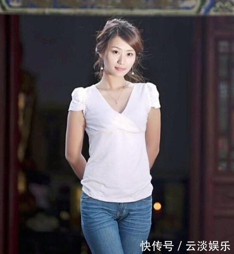 范儿 紧身牛仔裤充满了女人优雅气质,随意搭配就很时尚轻松穿出女神范