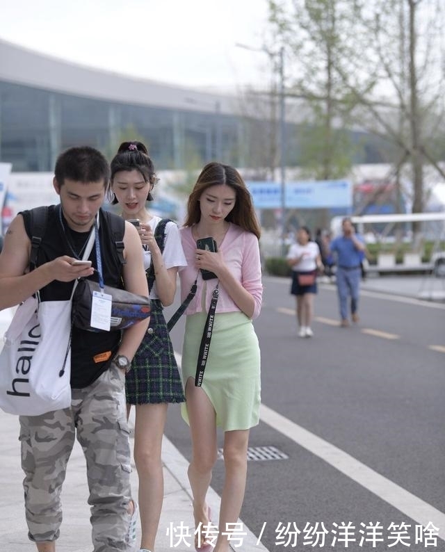 孩子|连衣裙是一种时尚,配“粉色长袖”,让街头美女秀出苗条身材