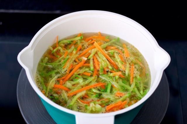 炸丸子只知道用面粉，加上它，炸出来的丸子外酥里嫩，凉了也不硬