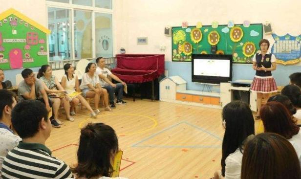 “你妈妈裙子这么短,不害臊”宝妈盛装参加家长会,孩子却被嘲笑