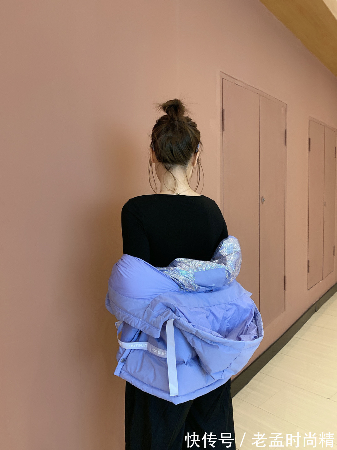 小姐姐|捕捉酷酷的小姐姐一枚, 紫色羽绒外套搭配黑色阔腿裤, 完美