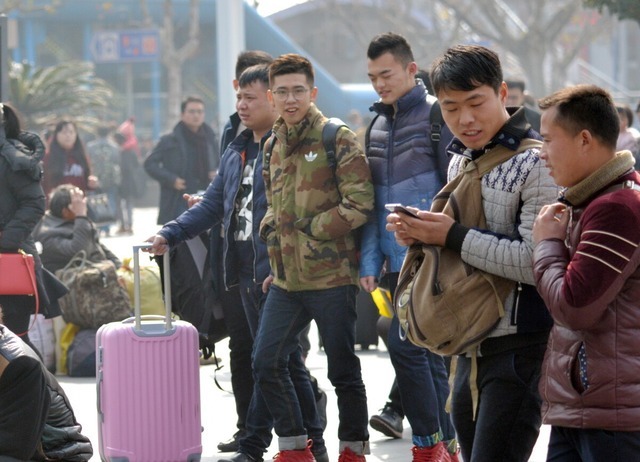 回到老家 大学生春节回家前后对比,在学校有多洋气,回到家就有多邋遢