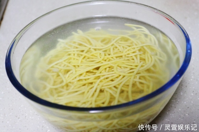 分钟|早上少睡10分钟做一盘炒面给孩子当早餐,简单、省事、营养、美味